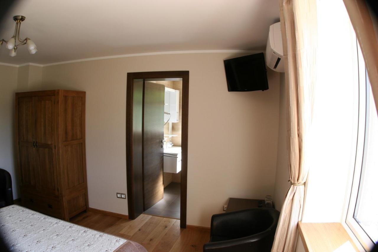 Millenium House 1 Bed & Breakfast เยแซร์ตเซ ภายนอก รูปภาพ