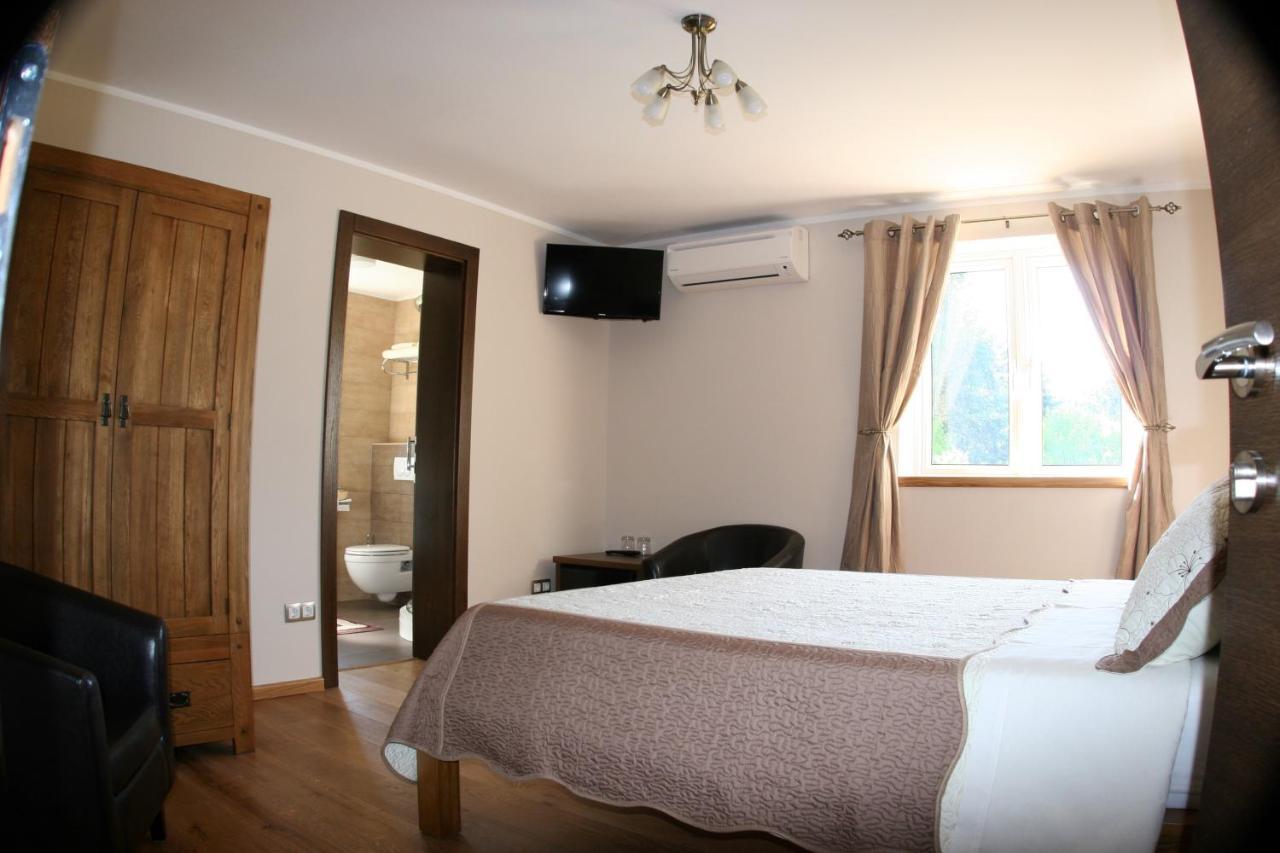 Millenium House 1 Bed & Breakfast เยแซร์ตเซ ภายนอก รูปภาพ