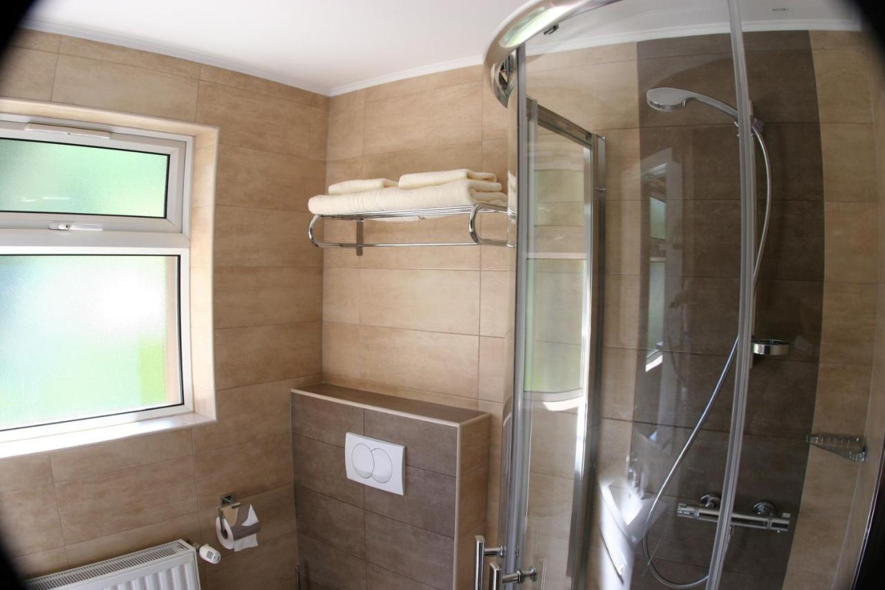 Millenium House 1 Bed & Breakfast เยแซร์ตเซ ภายนอก รูปภาพ